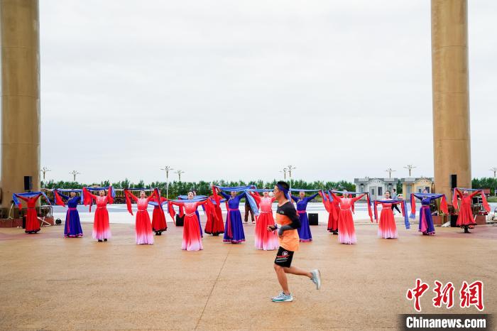 万余名跑友汇聚敕勒川草原，2024半程马拉松激情