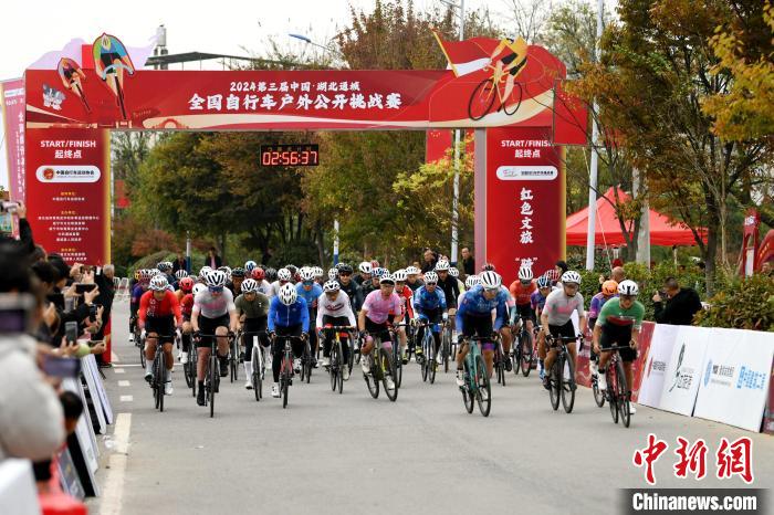 全国300多名骑行选手在湖北省通城县黄袍山展开