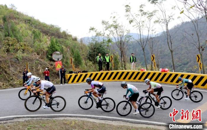 全国300多名骑行选手在湖北省通城县黄袍山展开