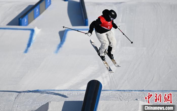 哈尔滨亚冬会刘梦婷首夺金牌，旗手荣誉带给她