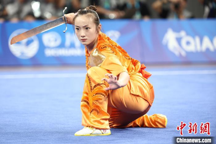 成都大运会女子南刀决赛宋翠芳夺金 中国代表团